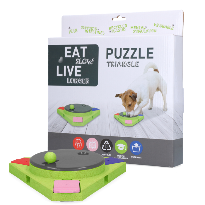Eat Slow Live Longer Puzzle Triangle – Intelligentie speelgoed voor honden – Hondenspeelgoed – Uitdagende hondenpuzzel – Gerecyclede materialen – 25x25x4 cm - Groen